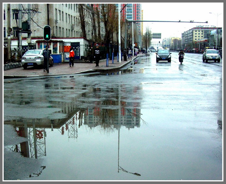 被雨水冲刷过的马路.jpg