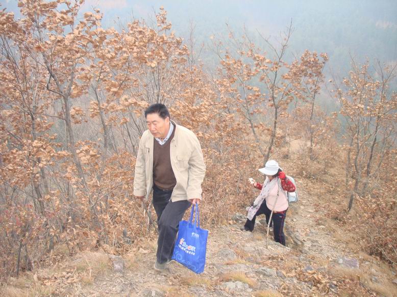 艰难的登山里2.JPG